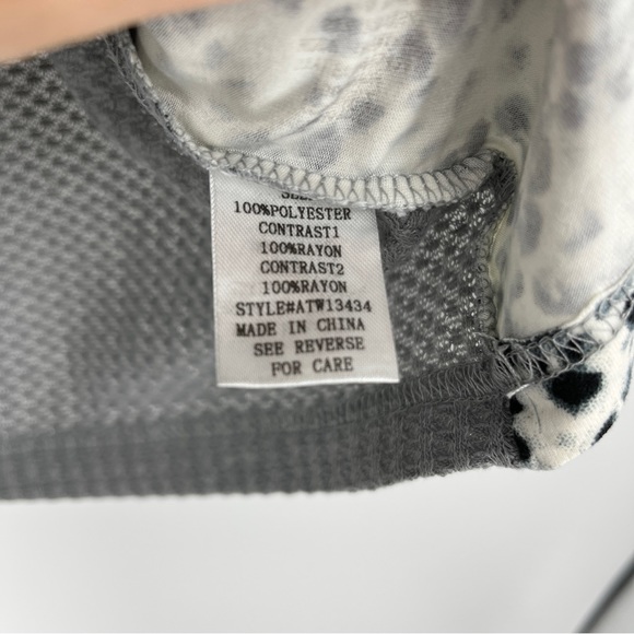 NWT Andthewhy Snakeskin Animal Print Thermal Sleeve Blouse Gray Black Size Small - Picture 6 of 7